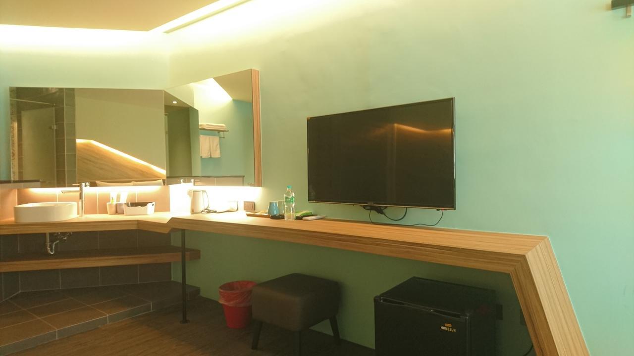 Travel Port Motel Kaohsiung Bagian luar foto