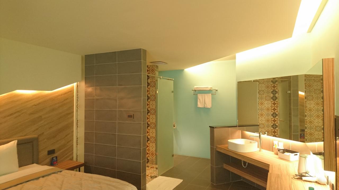Travel Port Motel Kaohsiung Bagian luar foto