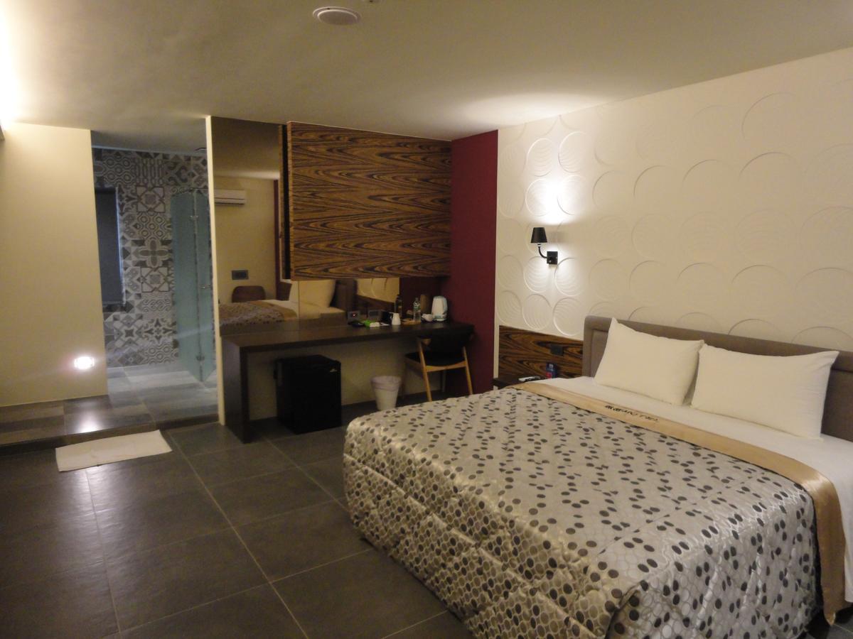 Travel Port Motel Kaohsiung Bagian luar foto